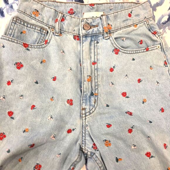 BDG Skylar High Rise Loose Baggy Jean Embroidered Flowers Women's Light Wash 24 - Picture 2 of 11